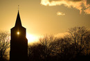 Kerktoren van Hoogeloon bij zonsondergang.